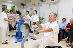 宣光省(原安山县)福宁乡Éo村瑶族青农俱乐部的年长女性向年轻一代传授瑶族锦缎纺织技艺。图：越通社