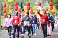  中国旅游团参观升龙皇城中心遗址。图：越通社 