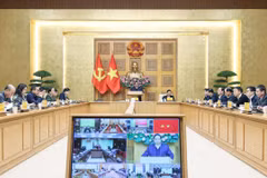 越南政府总理范明政1月7日主持召开视频会议，部署加快推进中部地区“光中战役”，要求以“神速”精神完成因台风、洪水受损民房的重建与修缮。图自越通社