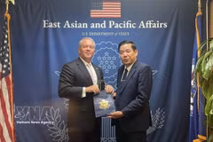 越南国防部副部长阮文熊与美国负责东亚和太平洋事务的助理国务卿迈克尔·乔治·德索姆布雷。图片来源：越通社