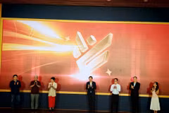 越南广播电视与电子信息局局长黎光自同与会代表共同按下按钮，正式启动本次活动。图：Chinhphu.vn
