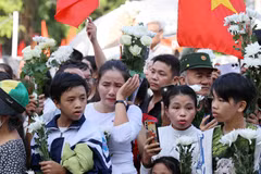 众多民众等候送别烈士前往胡志明市烈士陵园安葬。图：越通社