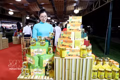 Festival各展位展示、推介各地多样的农产品、OCOP产品和特色手工艺产品。图：越通社
