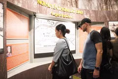 外国游客参观胡志明市战争遗迹博物馆。图自越通社