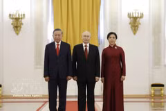 俄罗斯总统弗拉基米尔·普京与越共中央总书记、国家主席苏林及夫人合影。图自越通社 