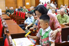 国会副主席阮氏清向小学生赠送礼物并指导使用英语点读笔。图自越通社