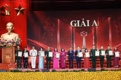 越共中央政治局委员、中央书记处常务书记、中央第35号指导委员会主任陈锦秀，越共中央政治局委员、中央书记处书记、中央祖国阵线及各群众团体党委书记、越南祖国阵线中央委员会主席裴氏明怀向一等奖获得者颁奖。图：越通社