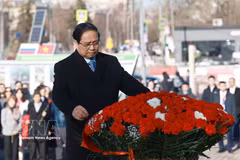 范明政总理在俄罗斯莫斯科向胡志明主席纪念碑敬献花圈 图自越通社