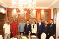 越共中央政策与战略部部长阮青毅与 印度共产党（CPI）总书记多赖萨米·拉贾 及双方代表参加会见。图自越通社 