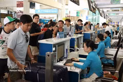 旅客在内排机场办理登机手续。图：越通社