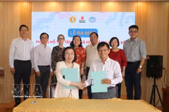 胡志明市儿童权益保护协会与胡志明市心理学与教育科学协会签署关于成立并运营儿童及家庭心理—社会支持服务点的合作协议。图自越通社