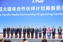 越通社副社长段氏雪绒（右起第五位）与地区各通讯社和媒体机构代表出席亚太媒体合作伙伴计划筹备委员会成立仪式。图自越通社 