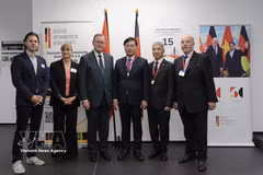 越共中央委员、胡志明市委常务副书记黎国风与德国联邦议院副议长博多·拉梅洛（Bodo Ramelow）、越南驻德大使阮德成（右二）以及德越协会主席罗尔夫·舒尔茨（Rolf Schulze，右一）合影。图自越通社