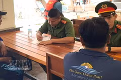 调查机关正在与富国岛快艇沉没事故相关船员进行调查问话。图：越通社发 