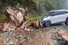 持续强降雨引发山体滑坡，巨石砸中正在山罗省芒布乡高坡路段行驶的汽车。图：越通社发 