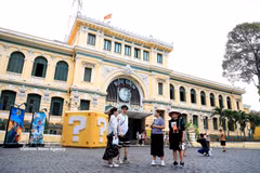 胡志明市中央邮局——市中心独具特色的历史建筑，每年吸引大量国内外游客到访。图自越通社 