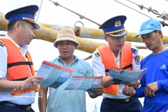 职能机构在胡志明市长海乡渔民出海捕捞前向他们宣传IUU（打击非法、不报告和不受管制捕捞）相关规定。图片来源：越通社
