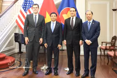 越南政府副总理阮文胜与美国商务部副部长杰弗里·凯斯勒（右二）和副部长威廉·金米特（最右）合影。图自 越通社。