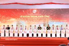 各位代表出席庆祝国庆项目开工、竣工仪式。图片来源：越通社。