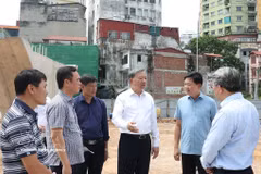 越共中央总书记、国家主席苏林实地考察环城1号公路（黄球—跪象段）投资建设项目。图片来源：越通社。