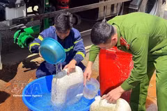 消防与救援警察部队使用专用车辆为帕科乡群众运送生活用水。