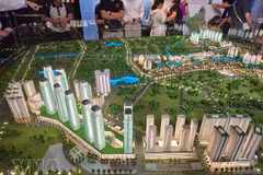 河内市民参观《河内首都总体规划（百年愿景）》展览。图自越通社