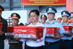 胡志明市人民委员会副主席阮孟强在烈士遗骸生物样本交接仪式上。图自越通社