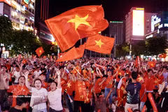 2026年东盟现代汽车杯半决赛次回合比赛中，阮春山为越南队攻入首球时，阮惠步行街的球迷瞬间沸腾。图：越通社