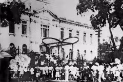 1945年8月19日，革命群众与自卫队占领钦差府（北圻统使府），八月革命在河内取得胜利。越通社资料图