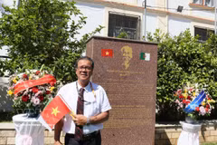 旅居阿尔及利亚首都阿尔及尔的越侨 苏阿布·哈森（Souab Hacen） 在胡志明大道上的胡志明主席纪念碑前留影。图自越通社 图片来源：越通社驻阿尔及利亚记者 **孟雄** 摄。 