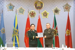 阮仲义大将向白俄罗斯国防部长维克托·赫列宁中将赠送《武元甲大将——人民的将军》一书。图片来源：越通社