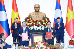 越南政府总理黎明兴与老挝政府总理沙伦赛·贡马西见证两国政府财政领域合作协定的交换仪式。图：越通社