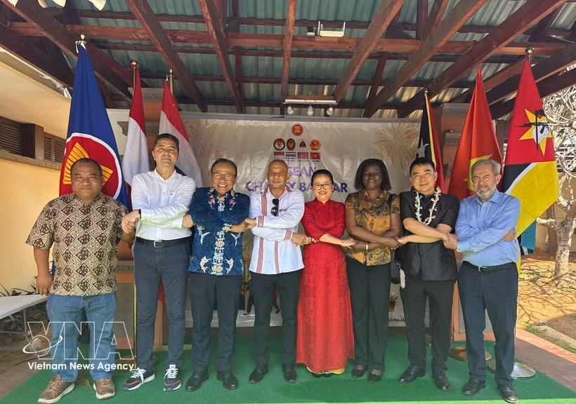 东盟各国大使与驻马普托外交使团代表在美食节上合影，展现团结友好精神。越通社发