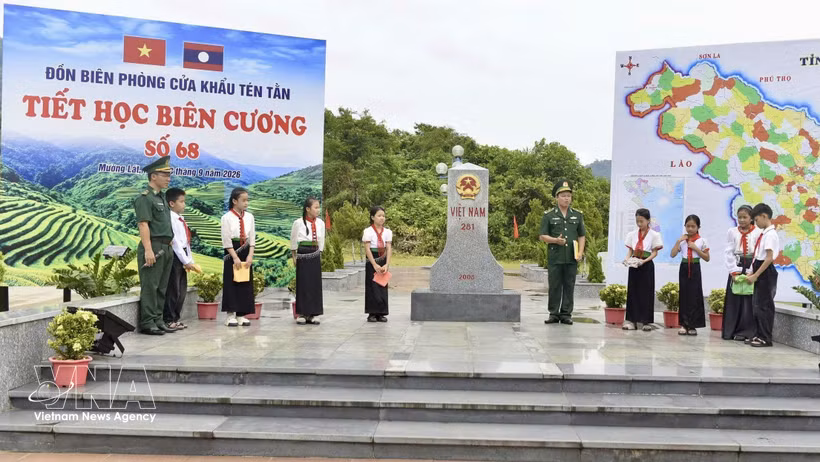 “边疆课堂”帮助学生进一步了解家乡边疆，从小树立参与维护国家主权和边境安全的责任意识。图片来源：越通社