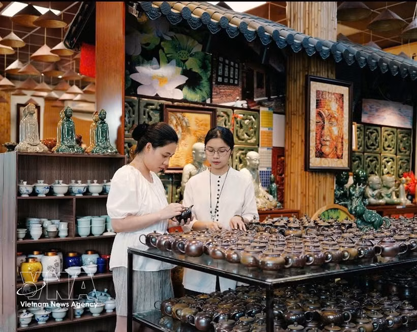 钵场陶瓷村的产品展示空间吸引众多游客前来参观、了解。图片来源：qdnd.vn