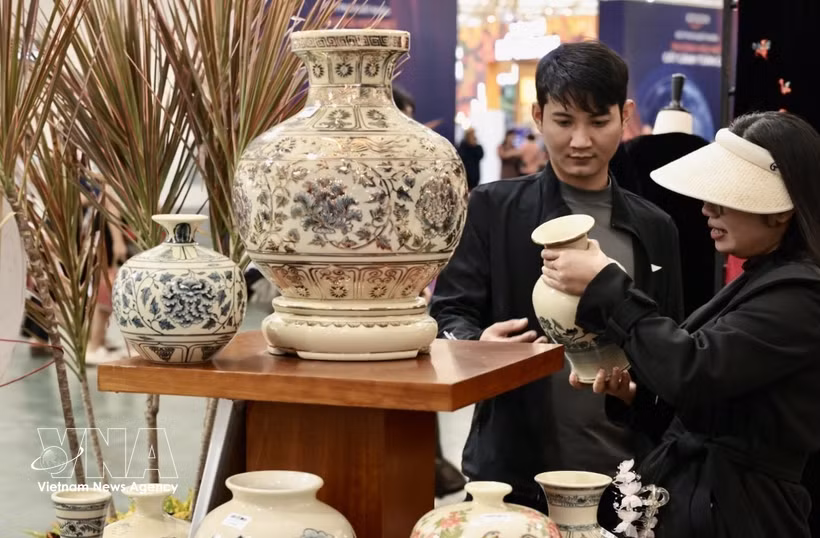 游客选购朱舟逗陶瓷产品。图片来源：越通社