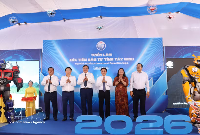 西宁省委书记阮文决与省领导共同举行2026年西宁省投资促进会展览空间开幕仪式。图片来源：越通社