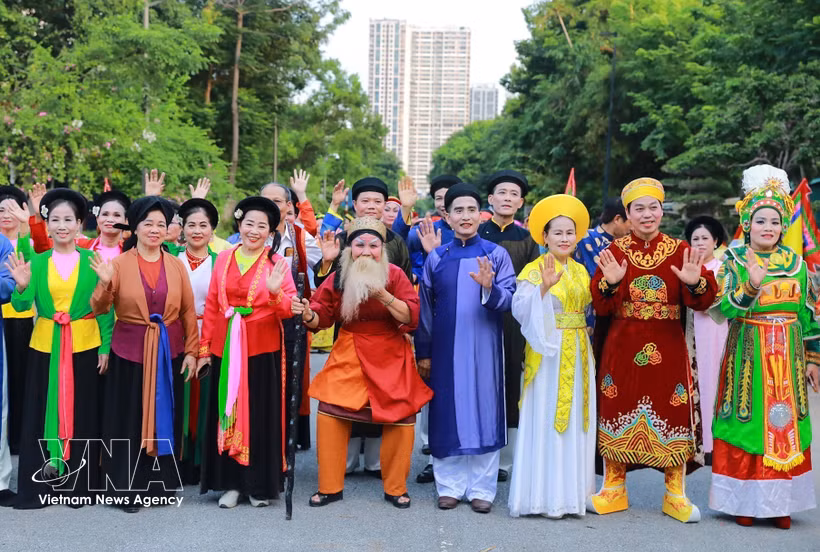 活动以艺术巡游拉开序幕，身着嘲曲（Chèo）、从曲（Tuồng）和歌筹（Ca trù）三种传统特色服饰的艺人、演员共同呈现了一幅极具感染力的节庆画卷。图片来源：越通社