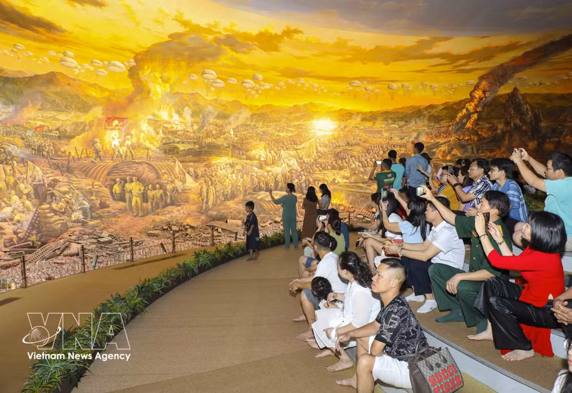 游客在奠边府战役胜利博物馆参观并欣赏奠边府战役全景画。图片来源：越通社