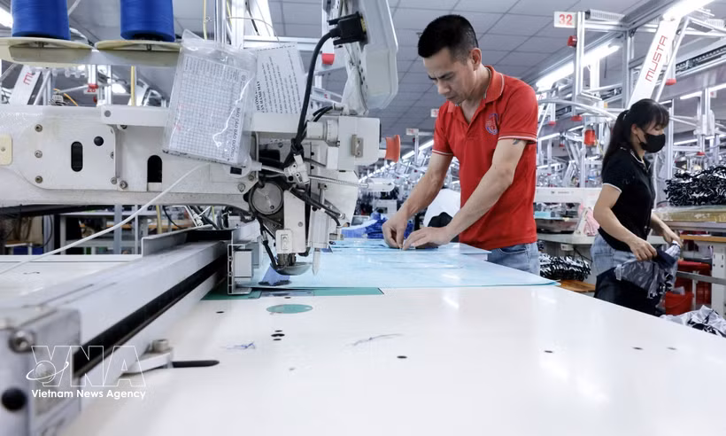 位于北宁市谅江BGG公司的自动化缝纫设备有助于提高劳动生产率。图片：越通社