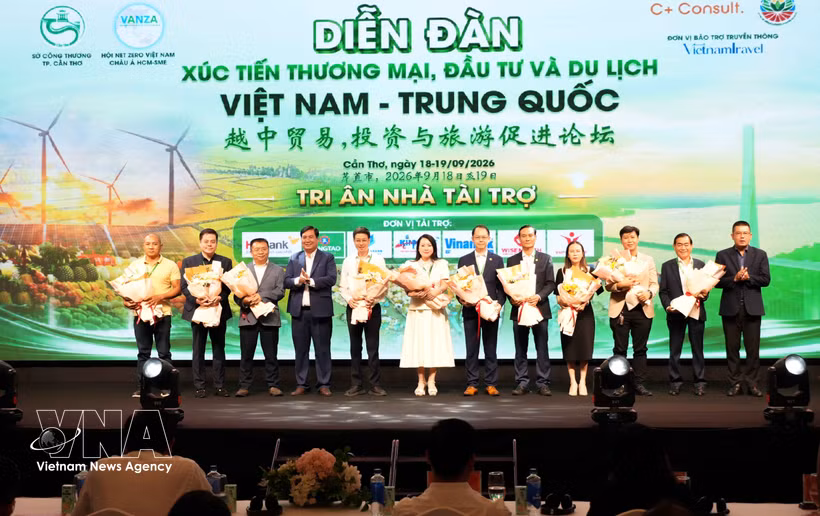 组委会向各赞助商代表送鲜花。图自越通社