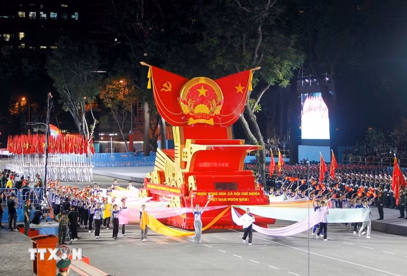 载有越南社会主义共和国国徽花车在2025年4月25日第二次阅兵、游行合练中巡游。图自越通社