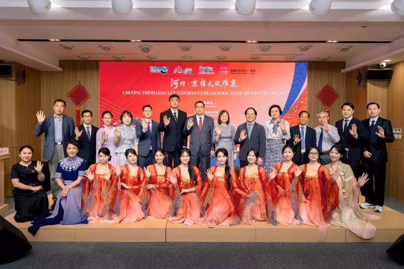 出席活动的各位代表合影。河内中国文化中心供图