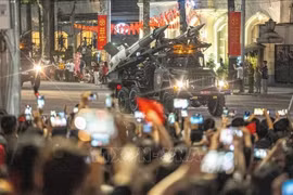 首次在巴亭广场进行阅兵活动综合演练：人们都兴高采烈地观看