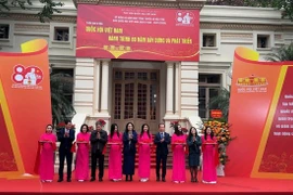 “越南国会——80年建设与发展历程”文献展向公众介绍近800件资料