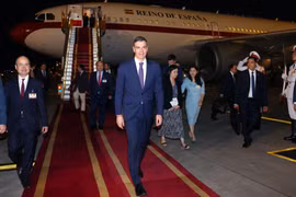 西班牙首相佩德罗·桑切斯抵达河内，开始对越南进行正式访问