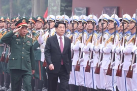 梁强主席：集中建设革命、正规、精锐、现代的越南人民军