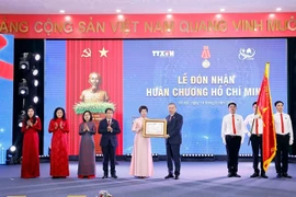 苏林总书记向越南通讯社授予第三枚胡志明勋章。图自越通社