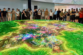 民众踊跃参观河内首都总体规划（百年愿景）》展览