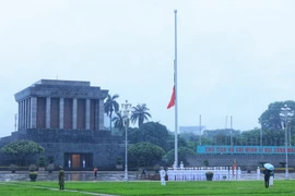 国旗降半旗仪式在巴亭广场隆重举行 为原国家主席陈德良举行国葬